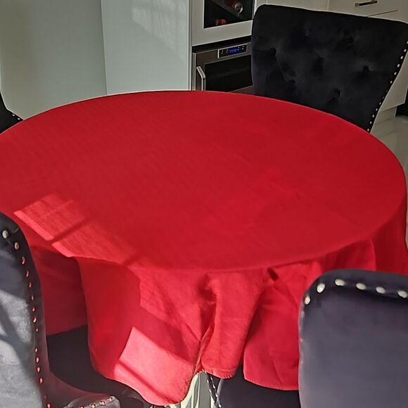 Tablecloth Sitting For 4, Round 70" Cherry Red - Picture 11 of 15